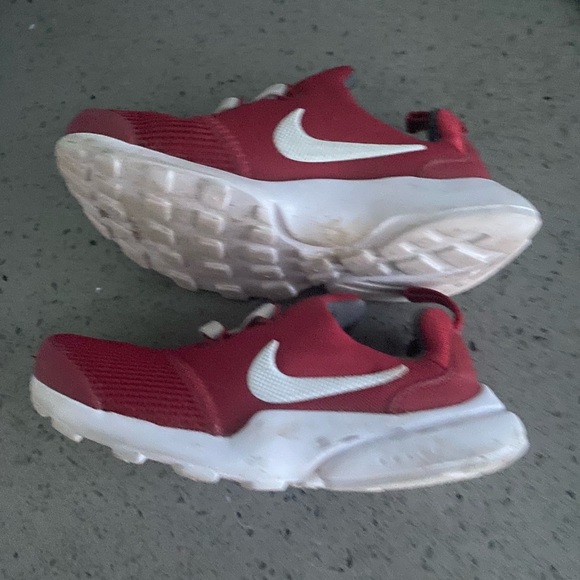 Nike red kids sneakers - Picture 4 of 5